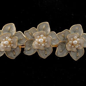 Vintage Haarspange goldfarben Metall Emaille Blume Kunstperle Top Haarschmuck 5,5 x 2,5 cm