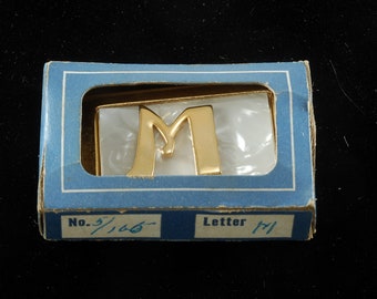 Vintage Gürtelschnalle King of New York Monogramm Buchstabe „M“ Goldfarbenes Metall 1 1/8" x 1 3/4" Modeaccessoire