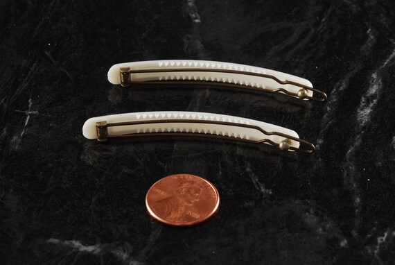 Vintage Hair Barrette Pair White Plastic Metal Cl… - image 4