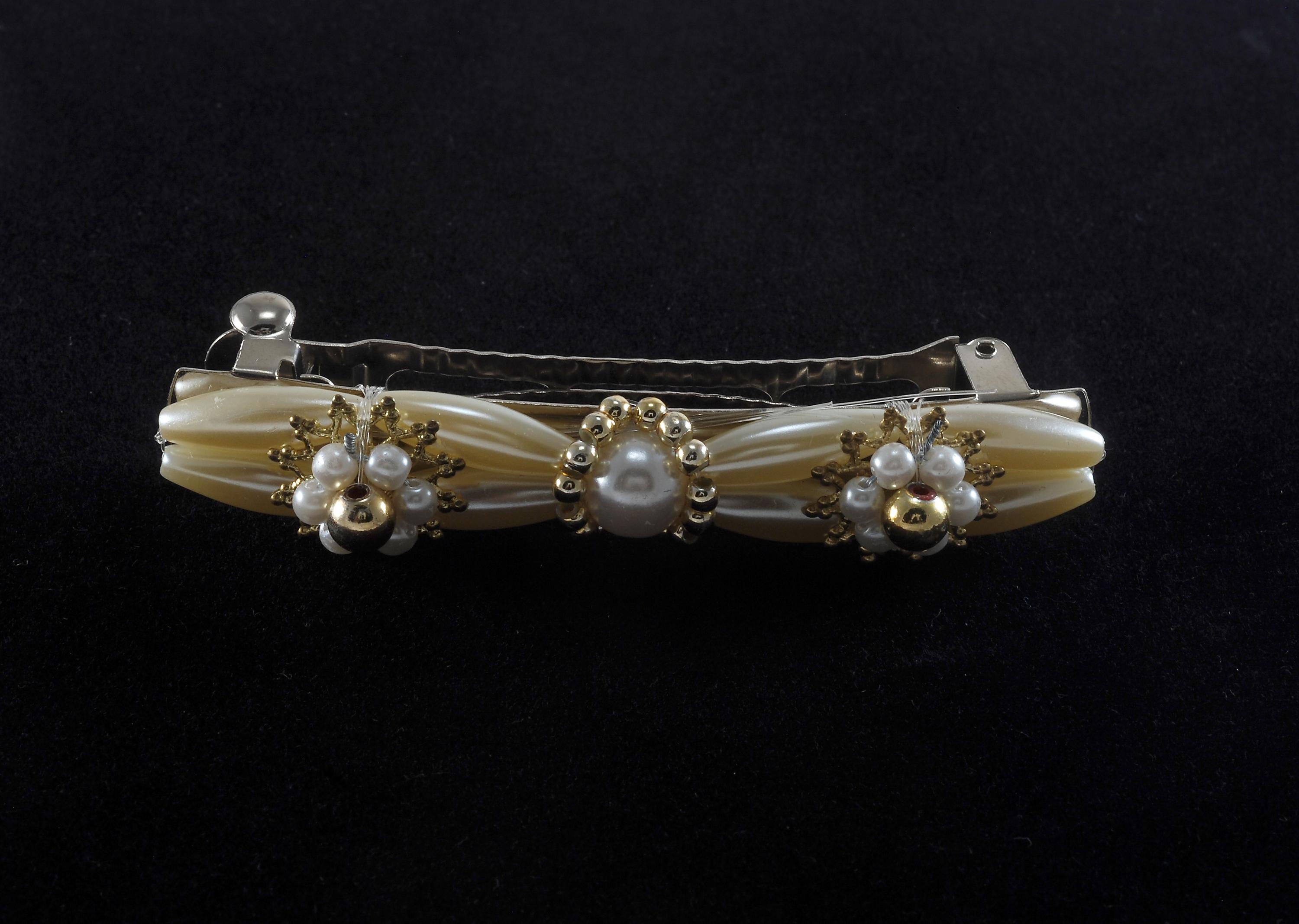 Vintage Hair Barrette Faux Pearl Flower Design Hair  display picture 3