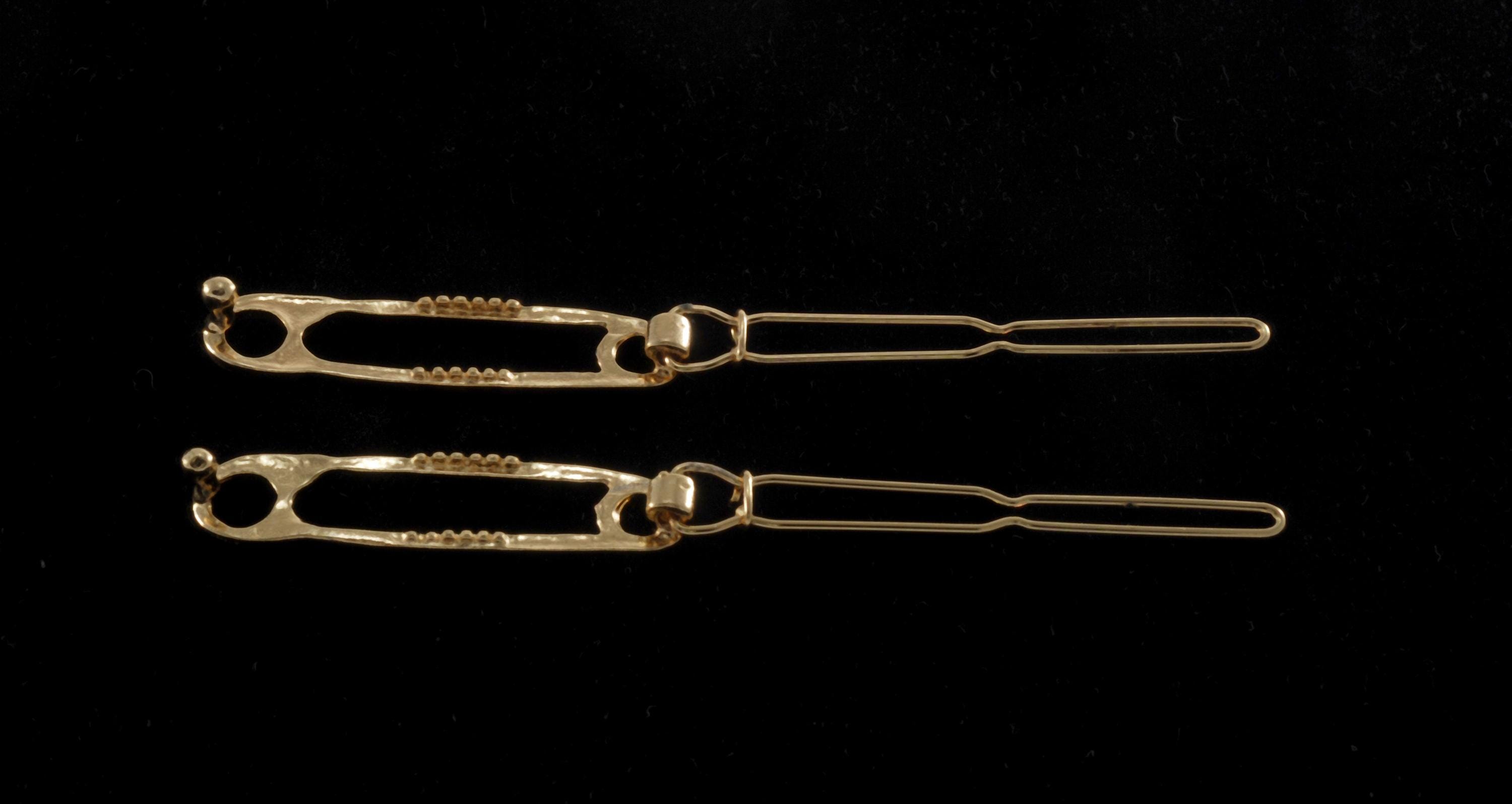 BURBERRY TB logo hair accessories hair pin Barrette Metal Gold Unused B5D0C65E-5D7E-426E-87C0-  main image 2