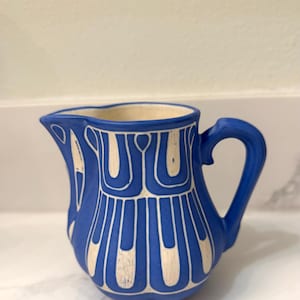 Brocca vintage in ceramica blu e bianca con sgraffito, di Pablo Zapal, Cile.
