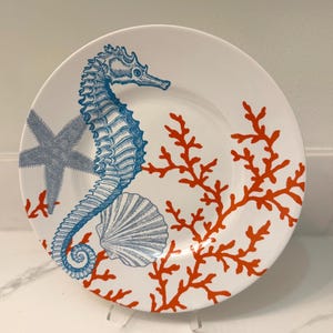 Könnte beinhalten: Ein Set aus drei Keramikbechern mit gesprenkelter, matter Oberfläche. Die Becher sind in Creme-, Hellgrau- und Dunkelgrautönen gehalten. Jeder Becher hat ein schlichtes, minimalistisches Design und einen abgerundeten Henkel.