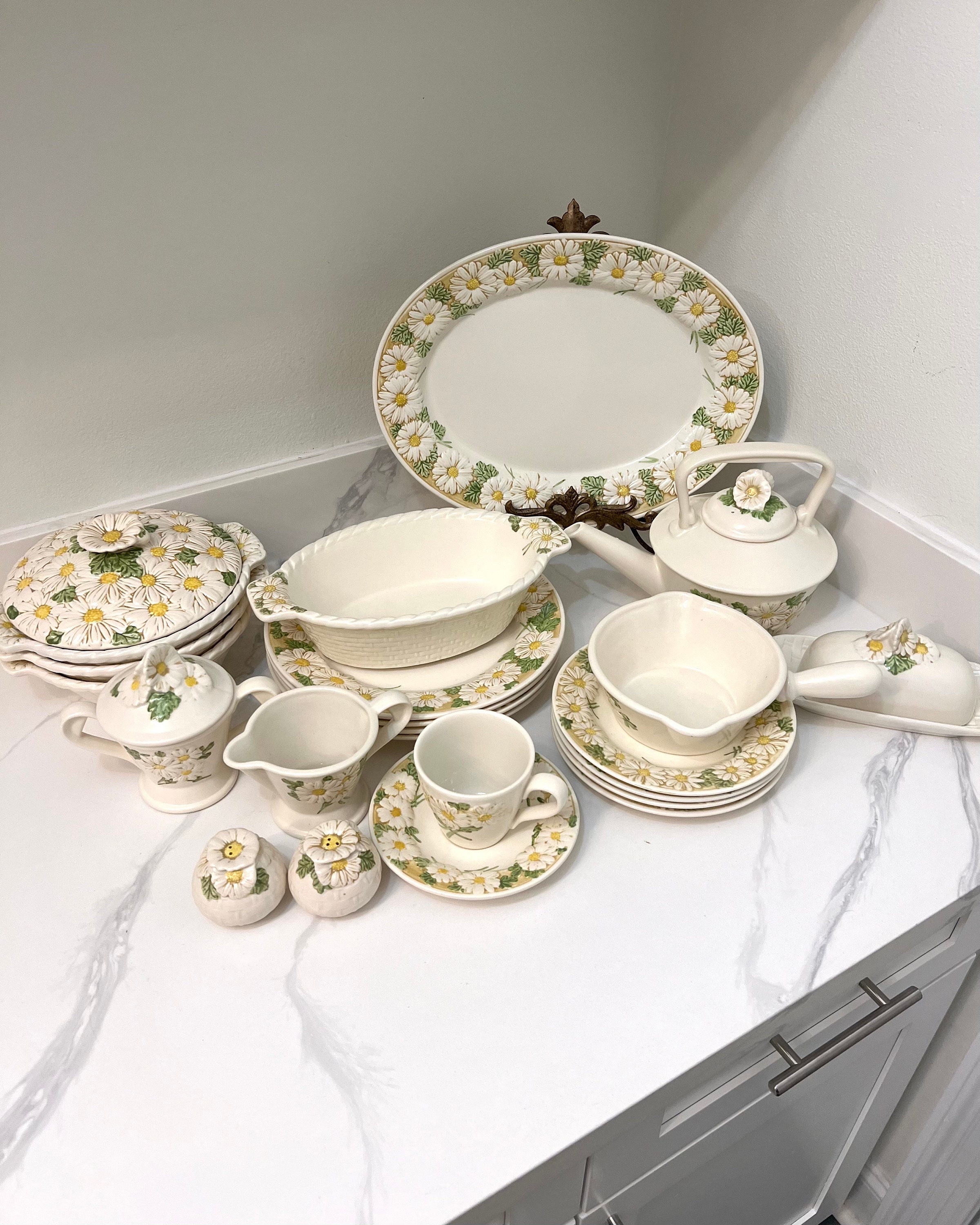 Metlox Poppytrail Sculptured Daisy Oval Casserole Dish Basketweave