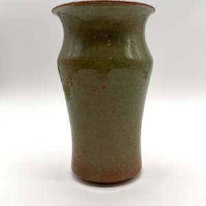 Casey Willems Vas i grönbrun glasyr, spräcklig färg, New Orleans Potter Studio, konstkeramik