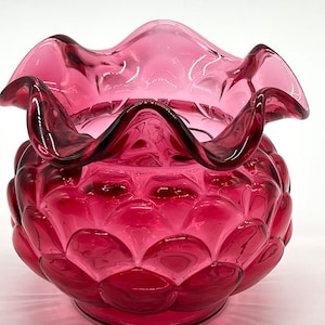 Może przedstawiać: Głęboki różowy szklany wazon z falbanką na górze i fakturowanym, bąbelkowym wzorem.