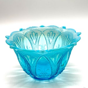 Cuenco antiguo de vidrio Northwood con punta de diamante y flor de lis azul opalescente. Circa 1908.