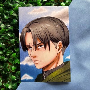 Könnte beinhalten: Handgezeichnete Illustration einer Figur mit kurzen, grauen Haaren und einem strengen Gesichtsausdruck. Die Figur trägt einen grünen Umhang und eine schwarze Uniform. Der Hintergrund zeigt einen blauen Himmel mit weißen Wolken. Anime-Kunst.