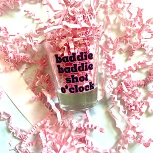 Baddie バースデークリアショットグラス 1.5オンス - ホットピンク＆ブラック パーティーの記念品 - 女子会ギフト - 送料無料 バーウェア