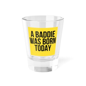 「A Baddie Was Born Today」ショットグラス - イエロー＆ブラック - 1.5オンス 透明ガラス - 彼女への誕生日プレゼント - パーティーの記念品 - トレンディなバーウェア