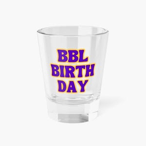 Puede incluir: Un vaso de chupito de vidrio transparente con el texto "BBL BIRTHDAY" en letras moradas con un contorno amarillo.