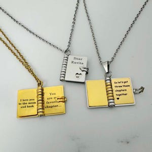 Aangepaste boekketting, gepersonaliseerd medaillon, boekenmedaillonketting met naam en berichten, gepersonaliseerd cadeau, cadeau boekenliefhebber