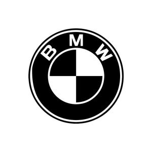 Könnte beinhalten: Schwarz-weißes Logo von BMW, einem Automobilhersteller. Das Logo zeigt einen weißen Propeller in einem schwarzen Kreis mit den Buchstaben BMW in Weiß um den Propeller herum.