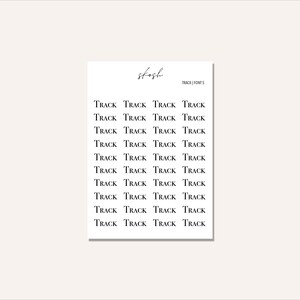 Puede incluir: Una hoja de pegatinas imprimibles para planificadores con la palabra "TRACK" repetida varias veces en una fuente simple sin serifas. El texto "skosh TRACK FONT 5" aparece en la parte superior de la hoja.