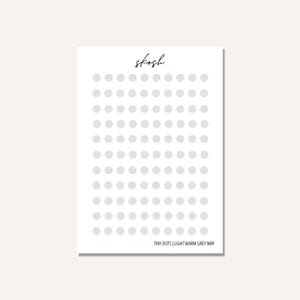 Könnte beinhalten: Eine Blatt mit kleinen grauen Punkt-Aufklebern, beschriftet mit "Tiny Dots | Light Warm Grey N89" und "skosh".