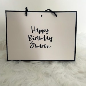 Personalisierte schwarze & weiße Vinyl-Geschenktasche - Geschenktasche mit individuellem Namen, elegantes Partybevorzugung, wiederverwendbare benutzerdefinierte Tasche für Hochzeiten / Geburtstage