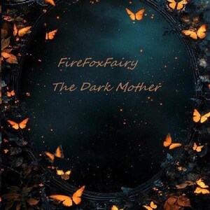 Puede incluir: Imagen oscura y m&iacute;stica con un marco circular adornado con mariposas y follaje naranja. El texto "FireFoxFairy" y "The Dark Mother" est&aacute; escrito en color cobre sobre un fondo azul oscuro.
