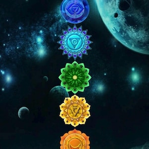 Puede incluir: Ilustraci&oacute;n digital de siete s&iacute;mbolos de chakra coloridos dispuestos verticalmente sobre un fondo c&oacute;smico con planetas y estrellas. Cada chakra es de un color diferente, incluyendo p&uacute;rpura, azul, verde, amarillo, naranja y rojo.