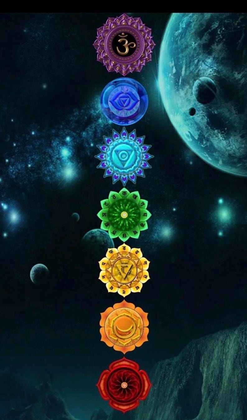 Puede incluir: Ilustraci&oacute;n digital de siete s&iacute;mbolos de chakra coloridos dispuestos verticalmente sobre un fondo c&oacute;smico con planetas y estrellas. Cada chakra es de un color diferente, incluyendo p&uacute;rpura, azul, verde, amarillo, naranja y rojo.