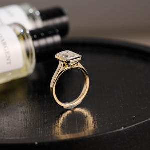 ソリッドゴールドエメラルドカットモアッサナイトエンゲージリング、プロポーズリング、プロミスリング、結婚指輪、女性や奥様への記念日のプレゼント、誕生日プレゼント