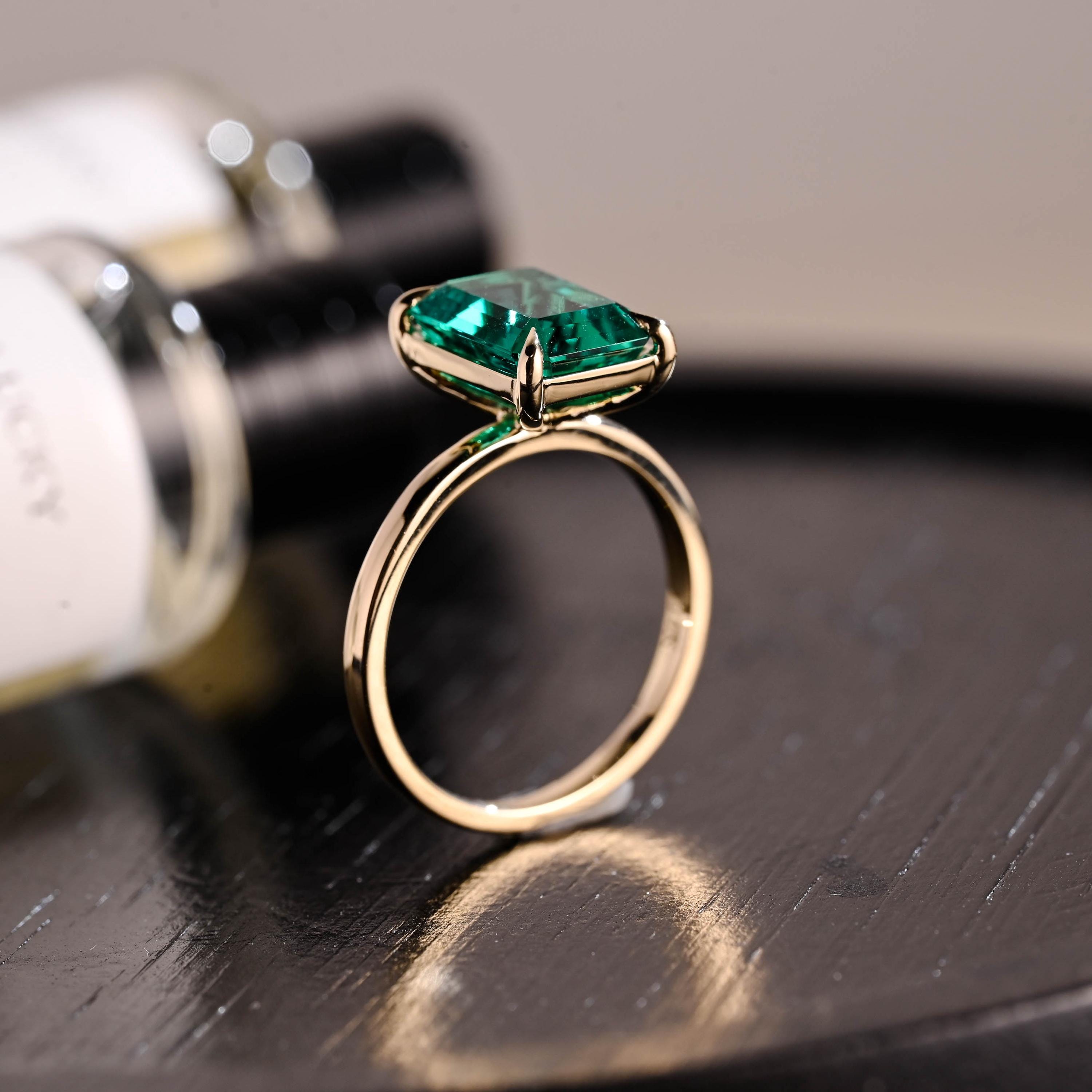 Anillo de compromiso de oro macizo con esmeralda cultivada en