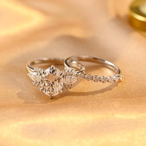 Solid Gold drei Stein Oval Cut Moissanite Verlobungsring Set, Ehering Set, Jubiläum Ring Geschenke, Halbe Eternity Ring Braut Set