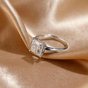 Massief gouden prinses geslepen moissaniet verlovingsring, solitaire prinses geslepen trouwring, klassieke verjaardagsring met lage stand voor dames