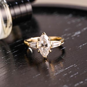 Lünette Prong drei Stein Marquise Cut Moissanite Verlobungsring, Solid Gold Marquise Moissanite Ehering, Jubiläumsring, Versprechensring