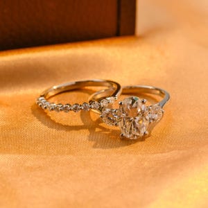 Solid Gold drei Stein Oval Cut Moissanite Verlobungsring Set, Ehering Set, Jubiläum Ring Geschenke, Halbe Eternity Ring Braut Set