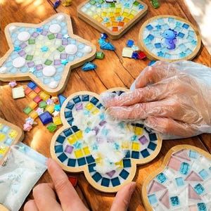 Kit sottobicchieri in mosaico fai da te fatto a mano - Set di sottobicchieri in cristallo e bambù per bambini - Attività di bricolage genitori-figli, giocattolo educativo