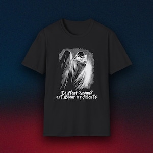 Puede incluir: Una camiseta negra de manga corta con una ilustración gráfica blanca de una figura encapuchada y el texto "To float around and ghost my friends" impreso en una fuente de estilo gótico en el centro de la zona del pecho de la prenda.