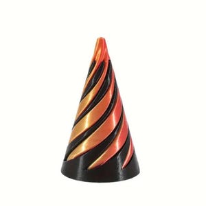 Pode incluir: Um pequeno objeto em forma de cone com um padrão de espiral em tons de laranja, vermelho e preto.