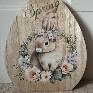 Estantería para huevos de Pascua con conejito de Pascua