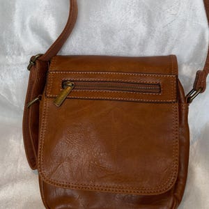 2 "Bolso bandolera vintage de piel marrón con correa ajustable y bolsillo frontal con cremallera"