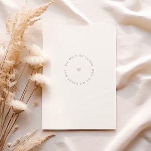 Postkarte A6 Die Welt ist schön, weil du mit drauf bist Wertschätzung Freundschaft Beige Herz