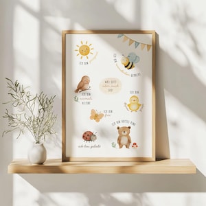 Könnte beinhalten: Ein gerahmter Druck mit Aquarellillustrationen von Sonne, Vogel, Biene, Schmetterling, Marienkäfer, Küken und Bär. Der Druck enthält deutschen Text wie "Ich bin geliebt" und "Was Gott über mich sagt."