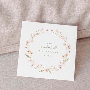 Postkarte Wie wundervoll bist du denn bitte? Wertschätzung Blumenkranz Floral Beige Freundschaft Quadratisch