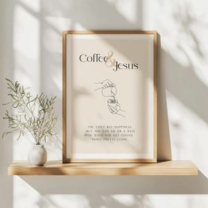 Könnte beinhalten: Ein beiger, druckbarer Wandkunstdruck mit einer schwarzen Linienzeichnung einer Hand, die Kaffee in eine Tasse gießt. Der Text "Coffee & Jesus" befindet sich oben auf dem Druck. Der Text unter der Zeichnung lautet "You can't buy happiness, but you can go on a date with Jesus and get coffee. That's pretty close."