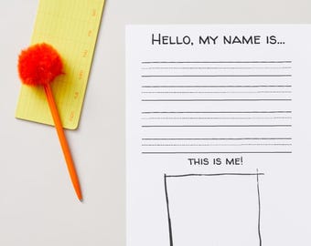 Könnte beinhalten: Ein weißes Blatt Papier mit dem aufgedruckten Text HELLO, MY NAME IS... über mehreren linierten Zeilen zum Schreiben und dem Text THIS IS ME! über einem quadratischen Feld. Daneben liegen eine gelbe Wochenplaner-Karte und ein orangefarbener Stift mit Pompon.