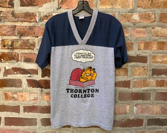 Vintage 70s Garfield V neck T-Shirt size Medium Thornton College Jim Davis licensed 1978 cat kitty odie