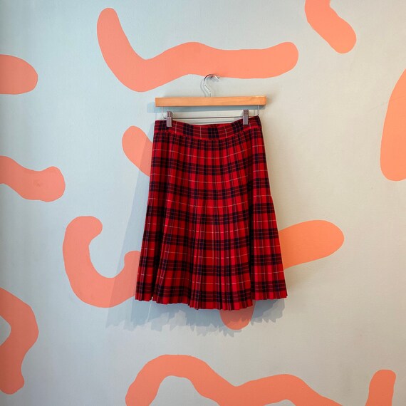 Vintage 7s Aljean Canada Classic Red and Black Pla
