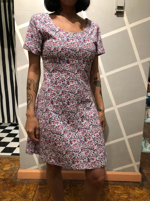 Vintage 90s Jumping Up Pink Floral Short Sleeve Gr