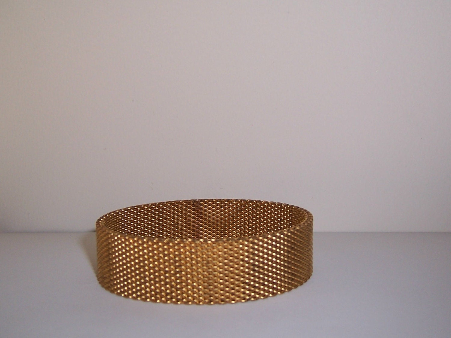 Louis VUITTON. White gold square mesh bracelet with padl…