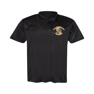 Puede incluir: Camiseta polo negra con un pequeño logotipo bordado en el pecho izquierdo. El logotipo es un escudo con un bulldog en su interior y el texto "Madison High School" encima.
