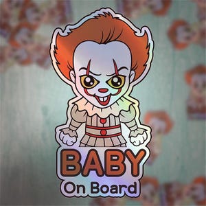 Pegatina de Pennywise con el texto "Baby On Board" / Calcomanía para coche con un payaso informático espeluznante y tierno / Pegatina de seguridad para bebés con texto "Halloween" / Decoración divertida para coche