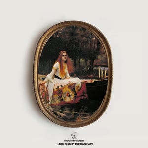Puede incluir: Impresión artística enmarcada ovalada de una mujer en un bote. La mujer tiene el pelo largo y rojo y lleva un vestido blanco. El bote está en el agua, con árboles al fondo. El marco es dorado. Texto "HIGH QUALITY PRINTABLE ART".