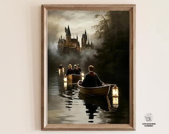Op de afbeelding: Een ingelijste print toont boten op een meer, op weg naar een kasteel in een fantasiewereld. De boten worden verlicht door lantaarns en het kasteel is op de achtergrond verlicht. De print heeft een houten lijst en de woorden "INSTANT DOWNLOAD".