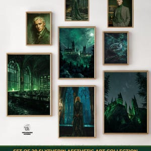 Könnte beinhalten: Eine Sammlung gerahmter Kunstdrucke mit goldenen Rahmen, die Szenen aus einer Fantasiewelt zeigen. Die Drucke zeigen Schlosslandschaften, Porträts und Innenszenen in Grün- und Goldtönen. Der Text unten lautet "SET OF 20 SLYTHERIN AESTHETIC ART COLLECTION."