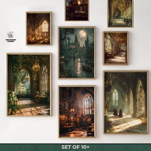 Könnte beinhalten: Ein Set von zehn gerahmten Kunstdrucken mit Szenen aus einer Zauberschule. Die Bilder zeigen große Hallen, alte Korridore und magische Bibliotheken. Die Drucke haben goldene Rahmen und werden an einer weißen Wand präsentiert. Der Text lautet "SET OF 10+".