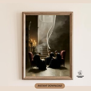 Puede incluir: Una impresión enmarcada representa un interior oscuro con una escalera de caracol y figuras con túnicas negras leyendo. Se ven velas encendidas y sillones rojos. El texto "INSTANT DOWNLOAD" está en la parte inferior.